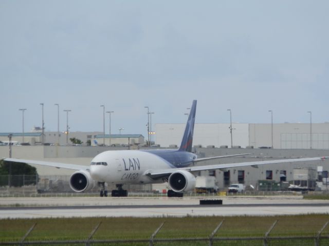 BOEING 777-200LR (N772LA)