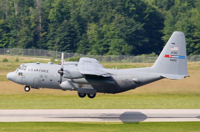 Lockheed C-130 Hercules (89-9105) - 89-9105 (c/n 382-5221) from the 910th Airlift Wing, Air Force Reserve Command (AFRC). Photo taken on 22 June 2013.