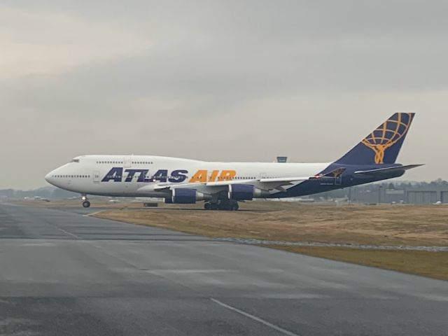 Boeing 747-200 (N482MC) - Leaving after returning PSU Blue Band from LAX