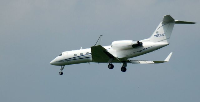 Gulfstream Aerospace Gulfstream V (N403JS) - On short final is this 2000 Gulfstream Aerospace G-IV SP in the Summer of 2023.