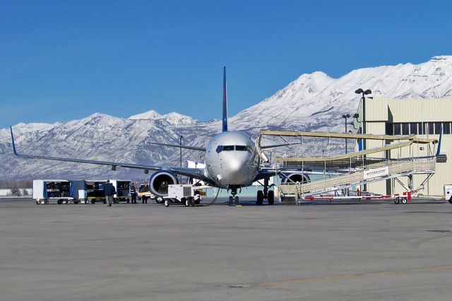 Boeing 737-800 (N3748Y)