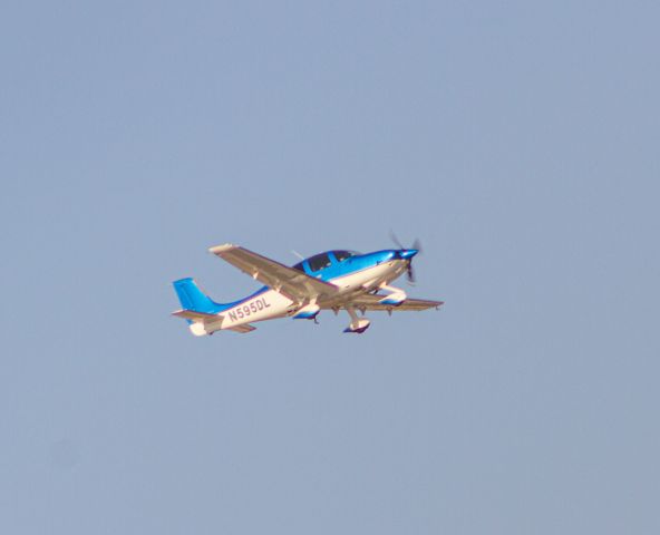 Cirrus SR-22 (N595DL)