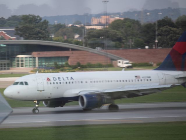 Airbus A319 (N327NB) - Landing on 30R at MSP on 07/31/2011