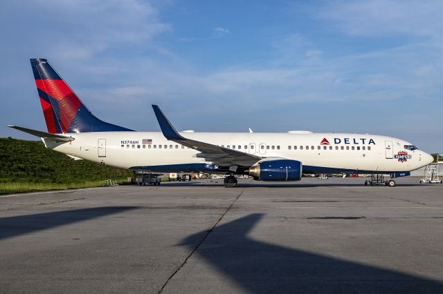 Boeing 737-800 (N3746H) - Atlanta Braves - 2021 World Champions - World Series logo