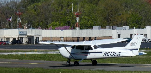 Cessna Skyhawk (N613LG) - Taxiing for departure is this 2002 Cessna 172S Skyhawk SP in the Spring of 2022.