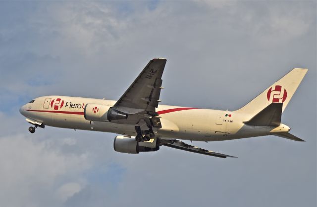 BOEING 767-200 (XA-LRC) - Aero Union B767-200 (XA-LRC), takeoff from runway 05L in Mexico City Airport (AICM).