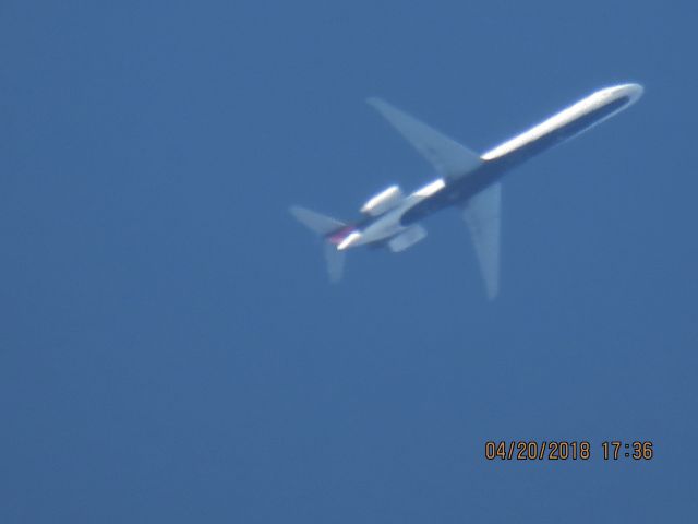 McDonnell Douglas MD-90 (N960DN)