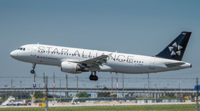 Airbus A320 (C-FDRH) - Star Alliance colours