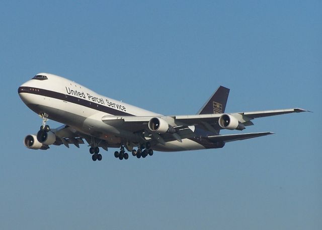 BOEING 747-100 (N677UP)