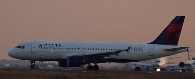 Airbus A320 (N345NW)