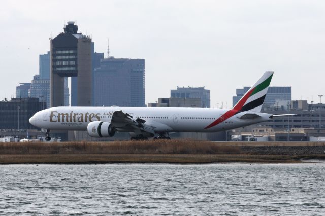 BOEING 777-300ER (A6-ECQ)