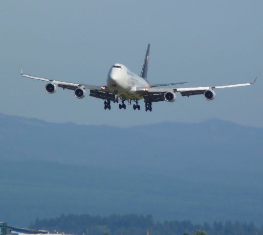 Boeing 747-400 (N572UP) - Gonna fuel this one as soon as it blocks in.