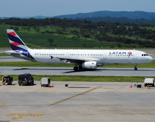 Airbus A321 (PT-MXB)
