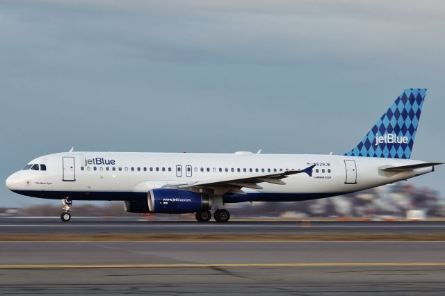 Airbus A320 (N529JB) - Panning Ole Blue Eyes @ KBOS Logan !