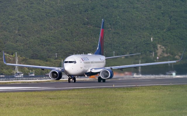 Boeing 737-800 (N306OQ)