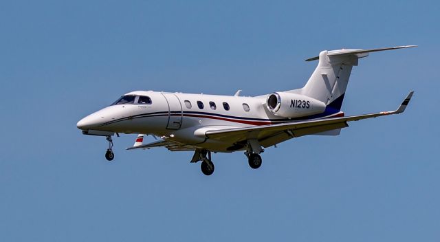 Embraer Phenom 300 (N123S)