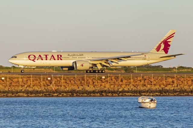 BOEING 777-300ER (A7-BEP) - Qatar Airways (A7-BEP) Boeing 777-3DZ(ER) taxiing at Sydney Airport.