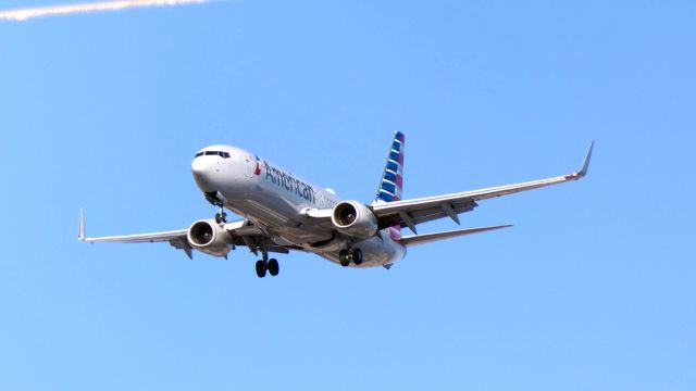 Boeing 737-800 (N977NN)