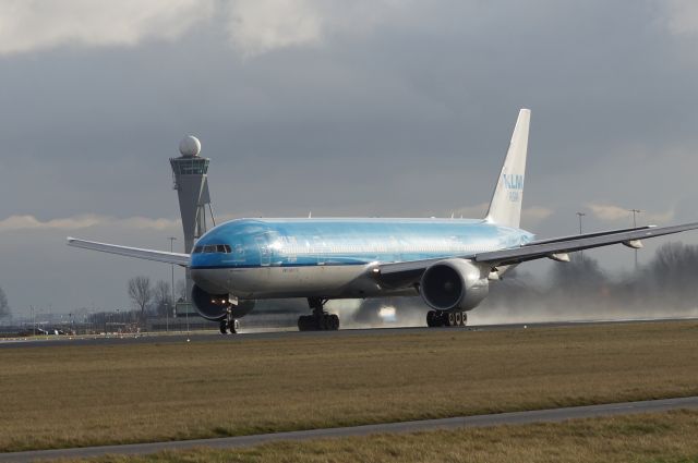 BOEING 777-300 (PH-BVB)