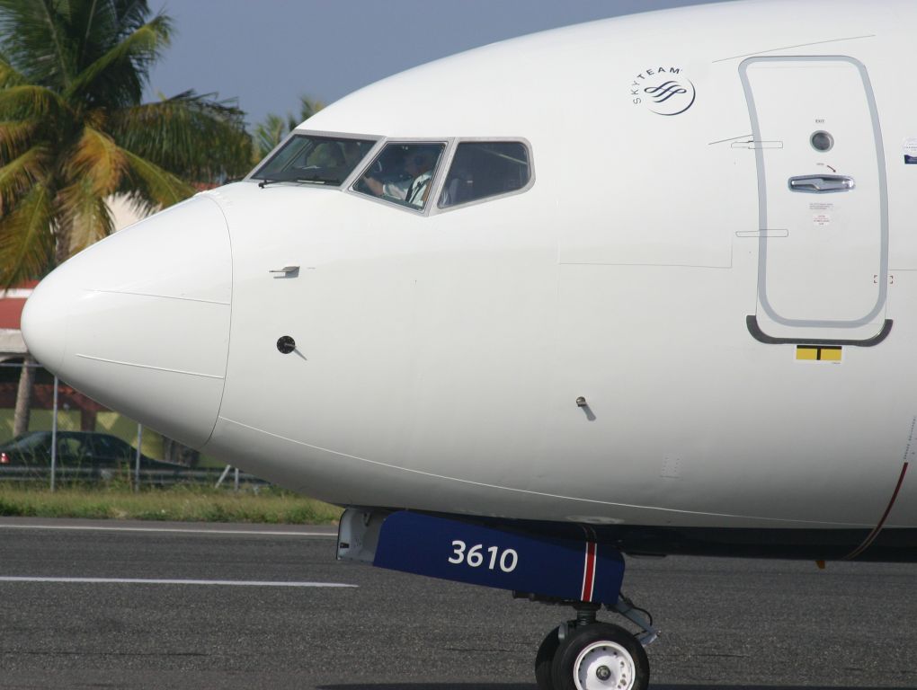 Boeing 737-700 (N310DE)