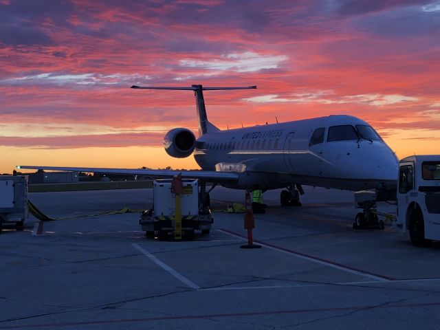 Embraer ERJ-145 (N22909)