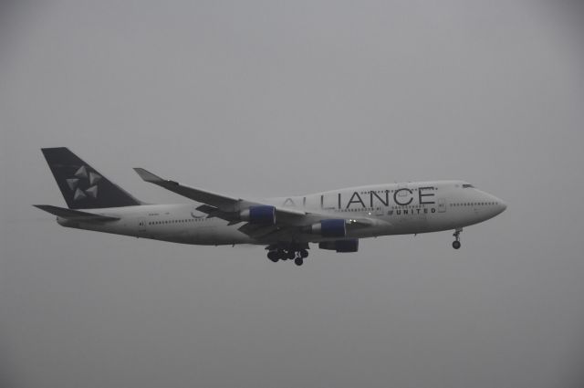 Boeing 747-400 (N121UA) - Final Approach to NRT Airport R/W34L on 2012/03/23 Star Alliance c/s