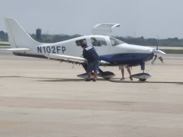 Cessna 350 (N102FP)