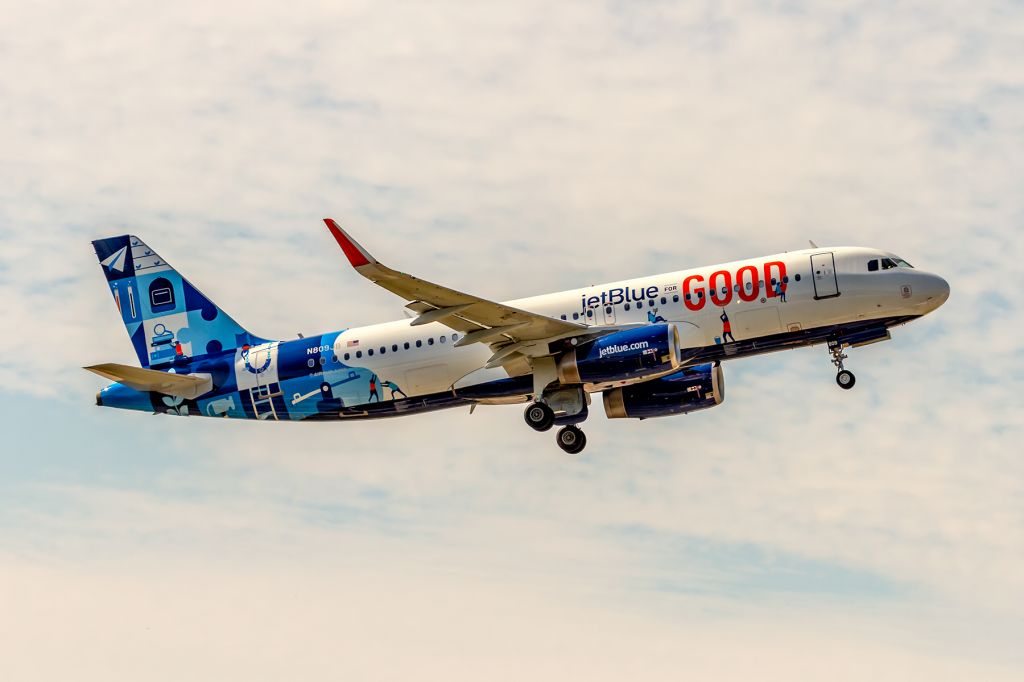 Airbus A320 (N809JB)