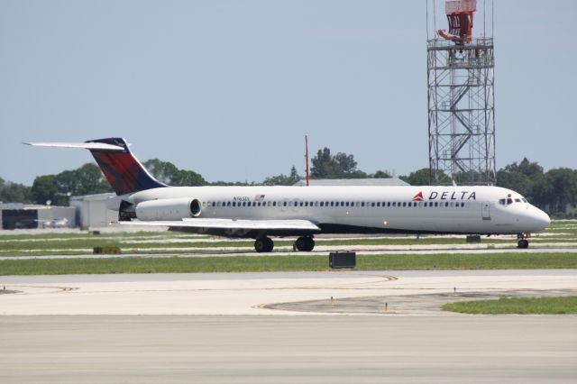 McDonnell Douglas MD-88 (N965DL) - American Champion Citabria Adventure (N799K) departs from Sarasota-Bradenton International Airport