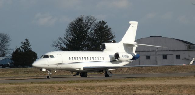 Dassault Falcon 7X (N506BA) - Taxiing to parking is this 2011 Dassault Falcon 7X from the Winter of 2024.