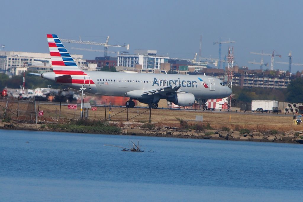 Airbus A320 (N118US)