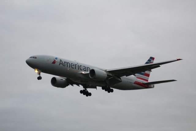 Boeing 777-200 (N786AN) - An American Airlines B777-200 on final approach into LHR, landing on runway 27L. br /br /Location: Myrtle Ave.br /Date: 04.10.22 (dd/mm/yy).