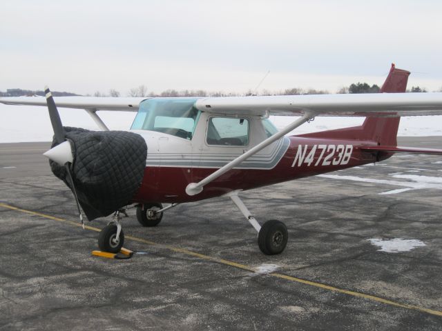 Cessna 152 (N4723B) - N4723B parked at KUES