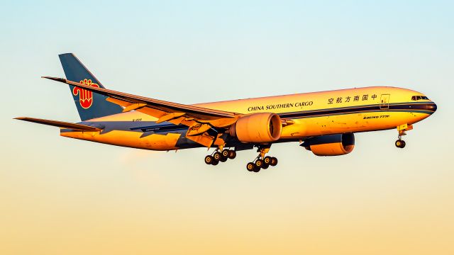Boeing 777-200 (B-2041) - Final approach during the sunrise.