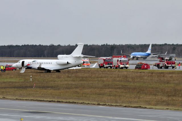 Dassault Falcon 7X (VP-CSW) - This Falcon crashed by take-off, left the runway and ended up between the taxiway and the runway