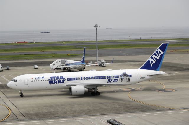 BOEING 767-300 (JA604A) - Taxing at Haneda on 2017/06/29 "Star Wars c/s "