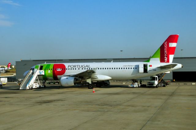 Airbus A320 (CS-TNE) - Old TNE, from TAP, now in Compagnie Africaine Aviation of Congo...