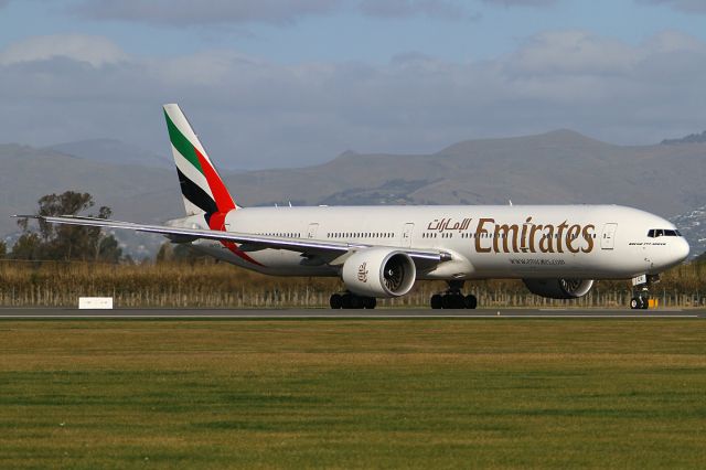 BOEING 777-300ER (A6-ECR) - 2 APR 2011