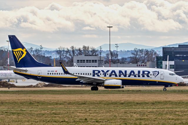 Boeing 737-800 (9H-QDX)