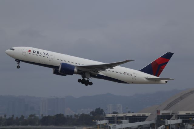 BOEING 777-200LR (N705DN)