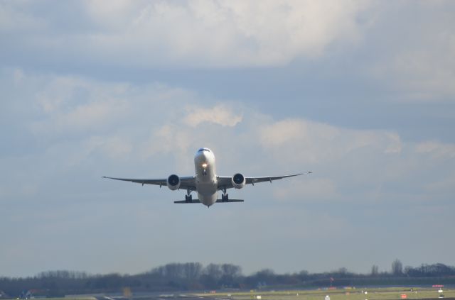 Boeing 777 (HS-TKS) - Bru-BKK THA935 2012-02-05