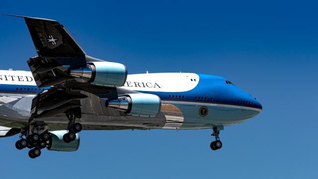 Boeing 747-200 (92-9000) - Air Force One, operated by a Boeing VC-25A, approaches Moffett Field (outbound Dover AFB) carrying POTUS. He flew in last Monday (6/19/23) and spent a few days in town before flying back on Wednesday (6/21/23).