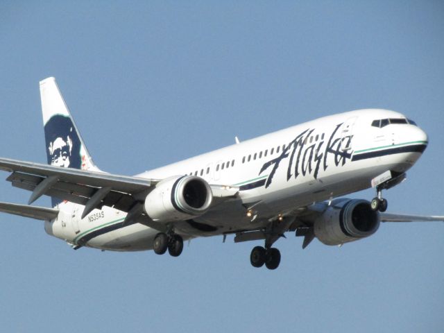 Boeing 737-800 (N535AS) - Landing RWY 20R