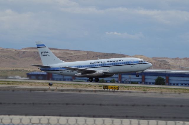 Boeing 737-200 (N712S)