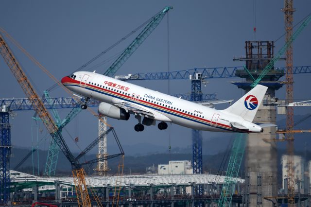 Airbus A320 (B-9900) - 10/28/2015 Seoul Incheon Airport in the Koreabr /Construction site is new third concourse in airport