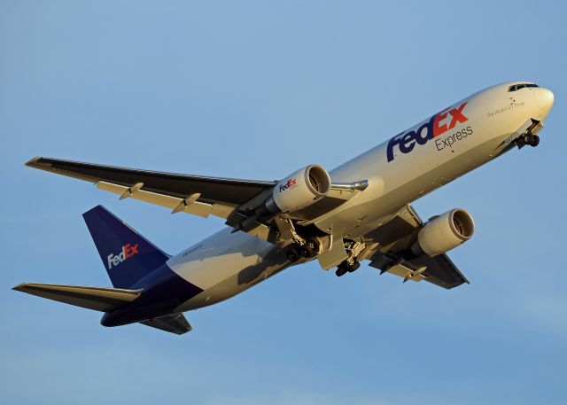 BOEING 767-300 (N106FE)