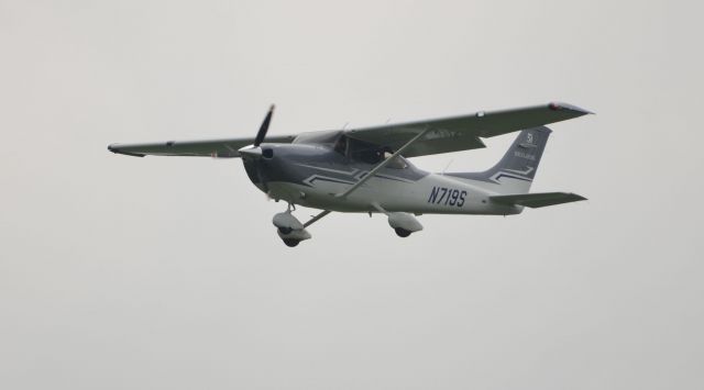 Cessna Skylane (N719S) - Final approach to runway 36 at Oshkosh Airventure 2018