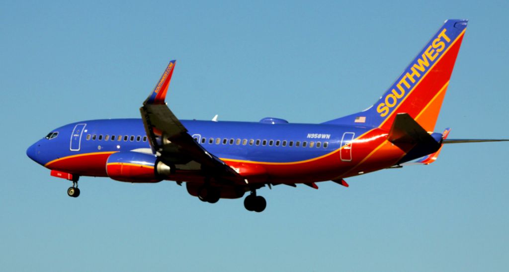Boeing 737-700 (N958WN) - Landing 30L, 03-29-2015