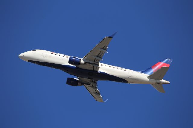 Embraer ERJ 175 (N610CZ)