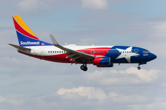 Boeing 737-700 (N931WN) - Southwest 7091 in the gorgeous Lone Star One Livery is coming into land on DSM's Runway 5 on a charter flight from Atlanta. Photo taken April 17, 2021 at 12:30 PM with Nikon D3200 at 200mm. 